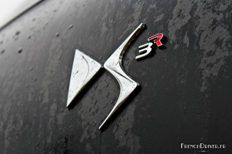 Photo sigle DS 3 Racing Gold Mat - 1.6 THP 202 ch (Février 2015