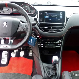 Photo tableau de bord Peugeot 208 GTi 30th – 1.6 THP 208 ch (Mar