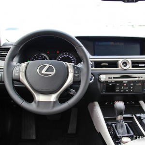 Photo tableau de bord Lexus GS 300h – 2.5 VVTi 223 ch
