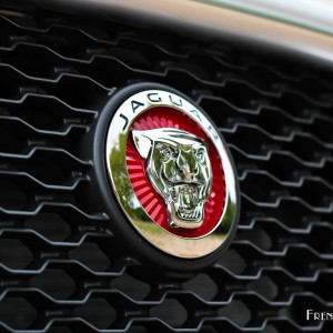 Photo badge calandre avant Jaguar XE R-Sport (2015) – 2.0l essen