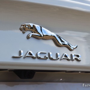 Photo sigle Jaguar XE R-Sport (2015) – 2.0l essence 200 ch