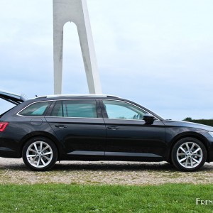 Photo profil coffre ouvert Skoda Superb Combi (2015)