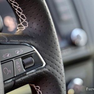 Photo détail commande volant SEAT Ibiza Cupra (2015)