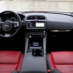 Photo tableau de bord Jaguar F-Pace (2016)
