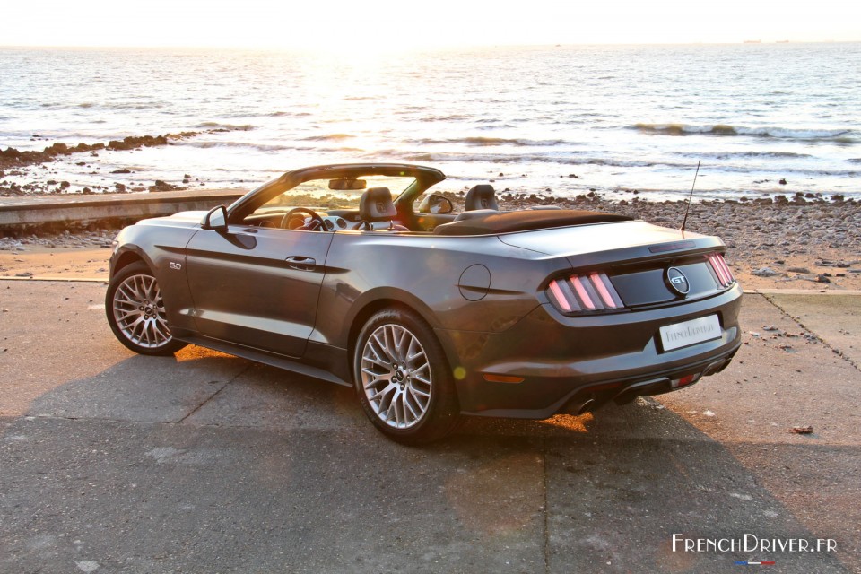 Photo 3/4 arrière Ford Mustang GT Convertible V8 (2016)