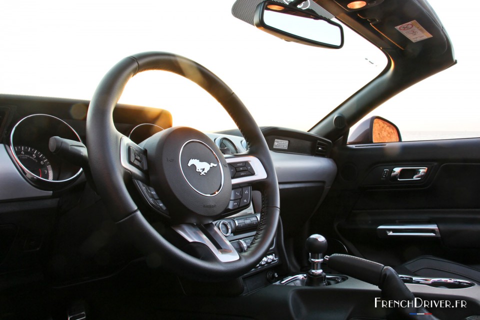 Photo volant cuir Ford Mustang GT Convertible V8 (2016)