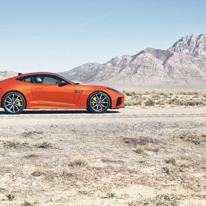 Photo officielle Jaguar F-Type SVR et Michelle Rodriguez (2016)