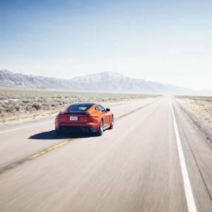 Photo officielle Jaguar F-Type SVR et Michelle Rodriguez (2016)
