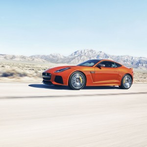 Photo officielle Jaguar F-Type SVR et Michelle Rodriguez (2016)
