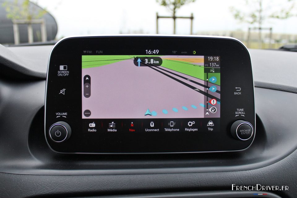 Photo navigation GPS écran tactile Fiat Tipo 5 portes (2016)
