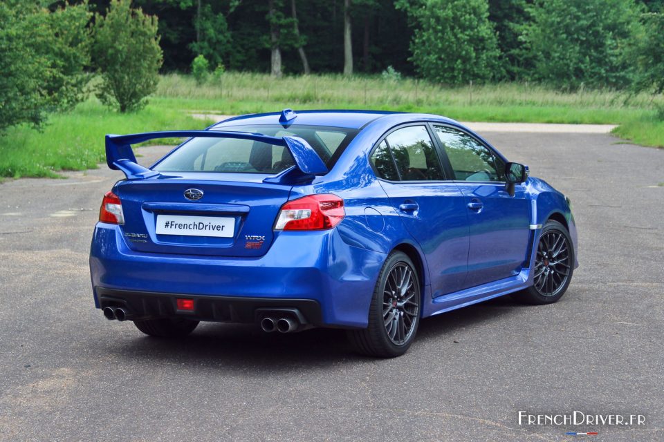 Photo 3/4 arrière statique Subaru WRX STI (2016)