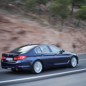 Photo 3/4 arrière dynamique BMW Série 5 Luxury G30 (2017)
