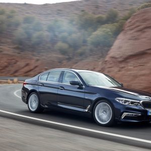 Photo 3/4 avant dynamique BMW Série 5 Luxury G30 (2017)