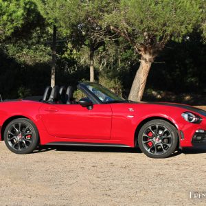 Photo profil capote ouverte Abarth 124 Spider (2016)