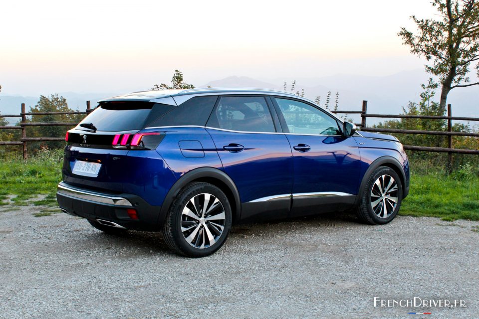 Photo 3/4 arrière Peugeot 3008 GT II (2016)