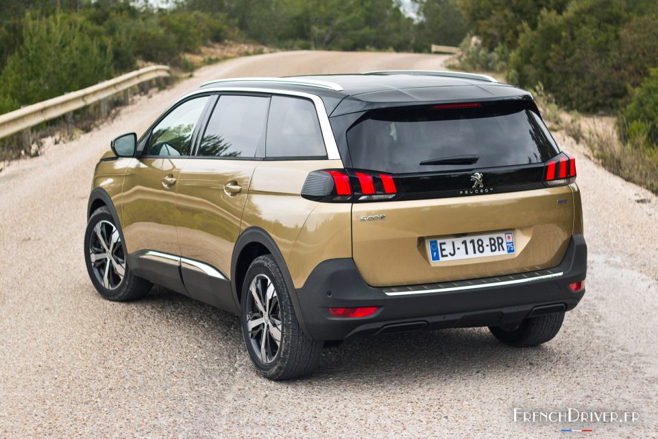 Photo 3/4 arrière nouveau SUV Peugeot 5008 II (2017)