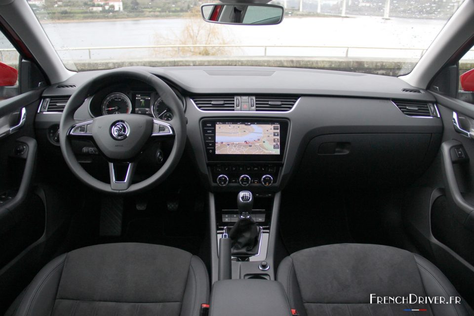 Photo tableau de bord Škoda Octavia restylée (2017)