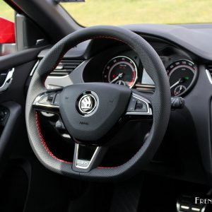 Photo volant cuir Skoda Octavia RS (2017)