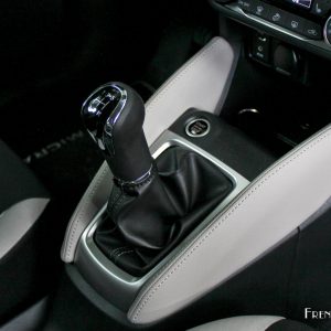 Photo levier vitesses boîte manuelle Nissan Micra V (2017)