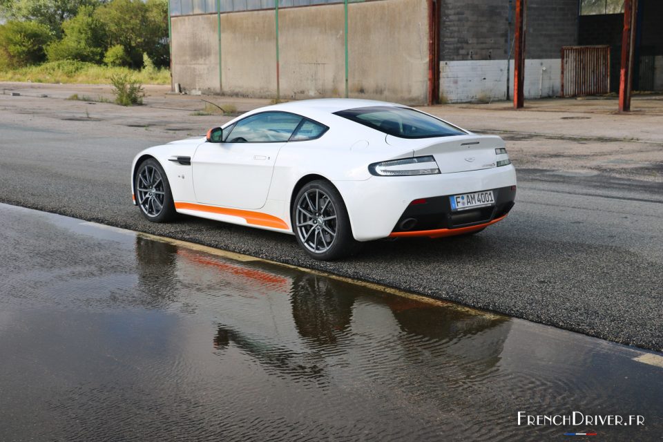 Photo 3/4 arrière Aston Martin V12 Vantage S (2017)
