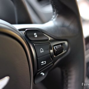 Photo commandes au volant Aston Martin DB11 (2017)
