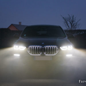 Photo calandre éclairée nuit BMW X6 30d (2020)