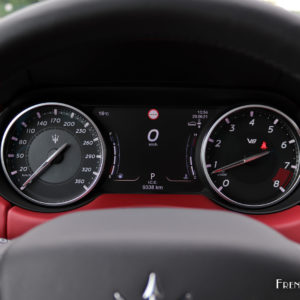 Photo combiné compteurs Maserati Levante Trofeo (2021)