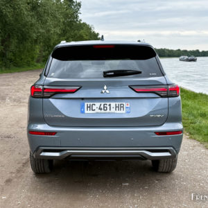 Photo face arrière Mitsubishi Outlander IV PHEV (2025)