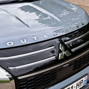 Photo sigle capot Mitsubishi Outlander IV PHEV (2025)