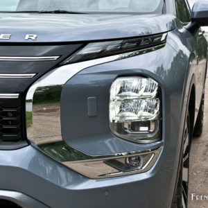 Photo phare avant LED Mitsubishi Outlander IV PHEV (2025)