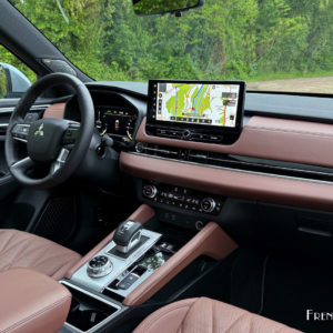 Photo intérieur cuir Moka Mitsubishi Outlander IV PHEV (2025)