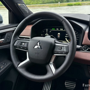 Photo volant cuir Mitsubishi Outlander IV PHEV (2025)